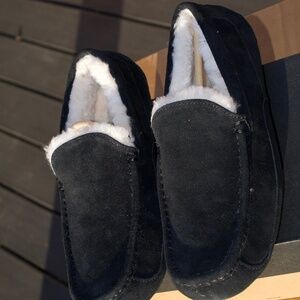 UGG Ascot Men's Size 10 Shearling Lined Slippers Black/1101110 - BLK/NEW